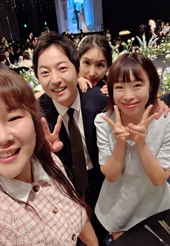 "연예계 대통합" 김준호♥김지민 결혼식에 가수·배우·아나운서 총출동