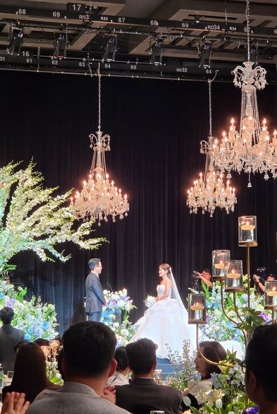 "연예계 대통합" 김준호♥김지민 결혼식에 가수·배우·아나운서 총출동