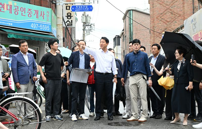 14일 자양4동 재개발 현장을 방문한 오세훈 서울시장이 지역을 둘러보고 있다. 서울시 제공