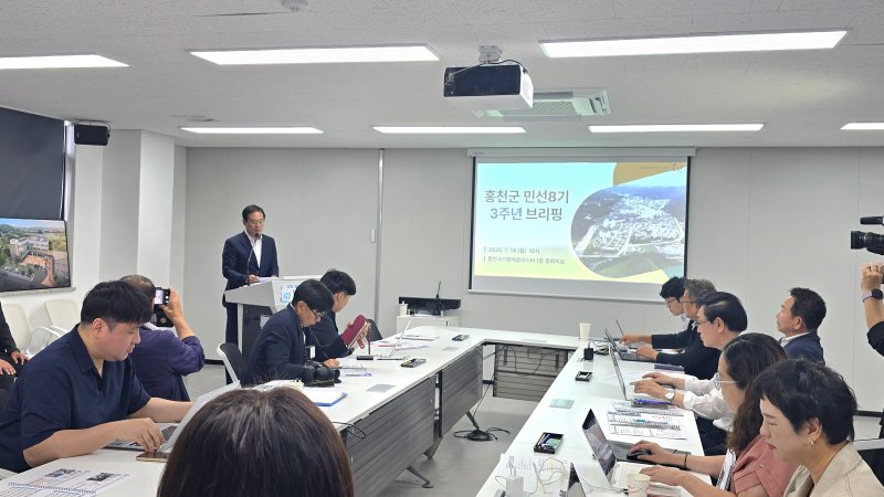 신영재 강원 홍천군수가 14일 홍천국가항체클러스터 1층 중회의실에서 민선 8기 취임 3주년 기자간담회를 갖고 주요 성과와 향후 계획에 대해 설명하고 있다. 2025.7.14/뉴스1(홍천군 제공. 재판매 및 DB금지)/뉴스1