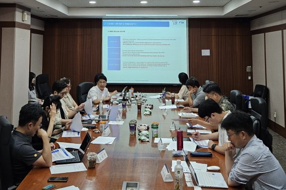 14일 한국정보통신기술협회(경기 성남) 회의실에서 국방 AI 표준화 워킹그룹 전문가들이 토의하고 있다. 기품원 제공