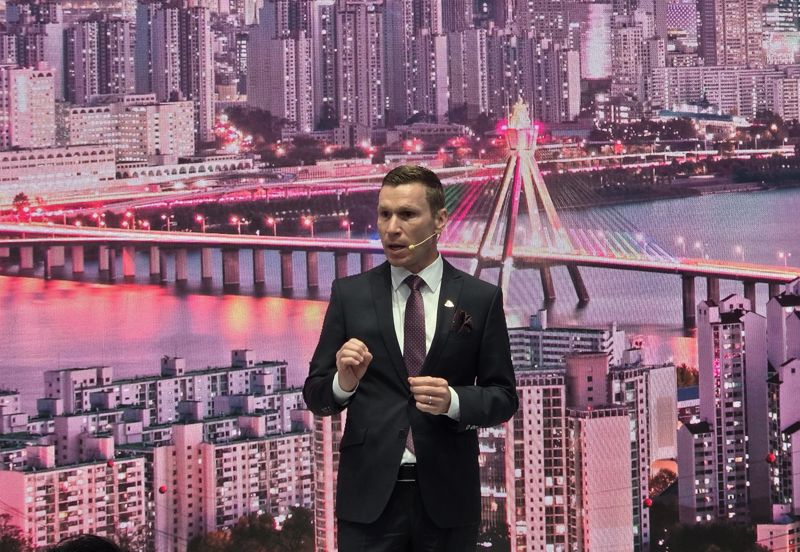 마티아스 바이틀 메르세데스-벤츠코리아 대표이사 사장이 14일 세계 최초로 서울에 연 '마이바흐 브랜드센터'에 대해 설명하고 있다. 박경호 기자