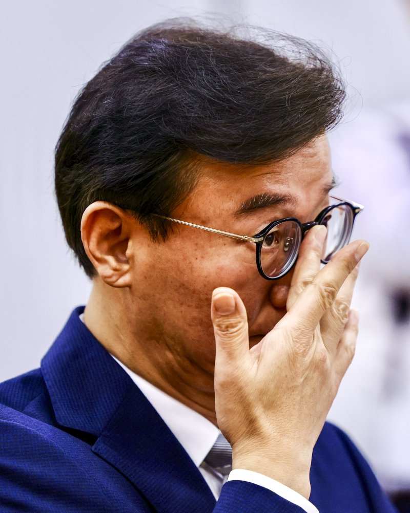 [서울=뉴시스] 김명년 기자 = 전재수 해양수산부 장관 후보자가 14일 오전 서울 여의도 국회 농림축산식품해양수산위원회에서 열린 인사청문회에서 안경을 만지고 있다. 2025.07.14. kmn@newsis.com