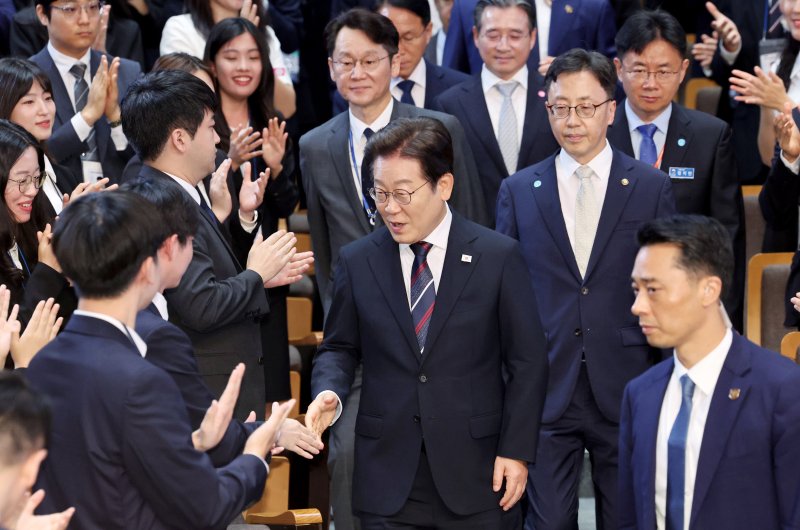 [진천=뉴시스] 최동준 기자 = 이재명 대통령이 14일 5급 신임관리자과정 교육생에게 특강을 하기 위해 충북 진천 국가공무원인재개발원 강당에 입장하며 참석자들과 인사하고 있다. (대통령실통신사진기자단) 2025.07.14. photocdj@newsis.com