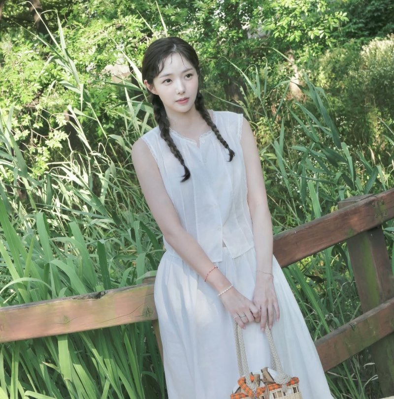 채수빈 양갈래·원피스 조합 완벽 소화에 청순미 폭발