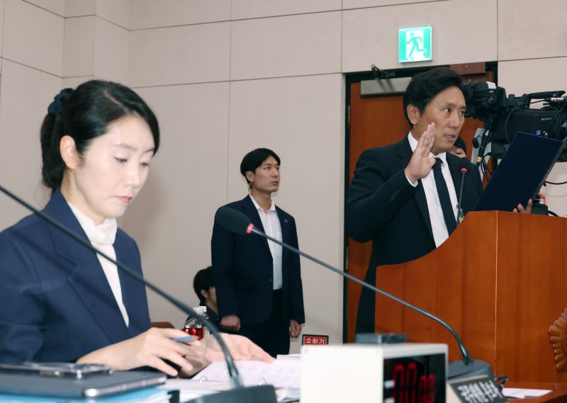 [서울=뉴시스] 고승민 기자 = 이의일 엑셀세라퓨틱스 대표가 14일 서울 여의도 국회에서 열린 여성가족위원회의 강선우 여성가족부 후보자 인사청문회에 증인으로 출석해 선서를 하고 있다. 2025.07.14. kkssmm99@newsis.com