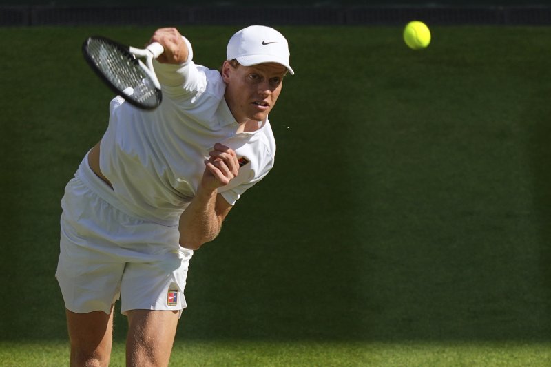 [런던=AP/뉴시스] 얀니크 신네르(1위·이탈리아)가 13일(현지 시간) 영국 런던 올잉글랜드 클럽에서 열린 2025 윔블던 테니스 대회 남자 단식 결승전 카를로스 알카라스(2위·스페인)와의 경기에서 서브하고 있다. 신네르는 결승에서 3연패를 노리는 카를로스 알카라스(2위·스페인)에게 3-1(4-6 6-4 6-4 6-4) 역전승을 거두고 윔블던 첫 우승을 차지했다. 2025.07.14.