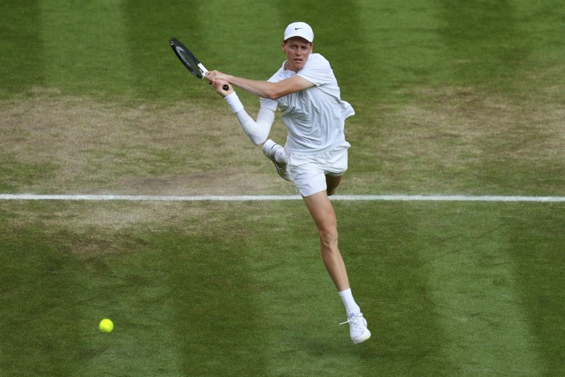 [런던=AP/뉴시스] 얀니크 신네르(1위·이탈리아)가 13일(현지 시간) 영국 런던 올잉글랜드 클럽에서 열린 2025 윔블던 테니스 대회 남자 단식 결승전 카를로스 알카라스(2위·스페인)와의 경기에서 공을 리턴하고 있다. 신네르는 결승에서 3연패를 노리는 카를로스 알카라스(2위·스페인)에게 3-1(4-6 6-4 6-4 6-4) 역전승을 거두고 윔블던 첫 우승을 차지했다. 2025.07.14.
