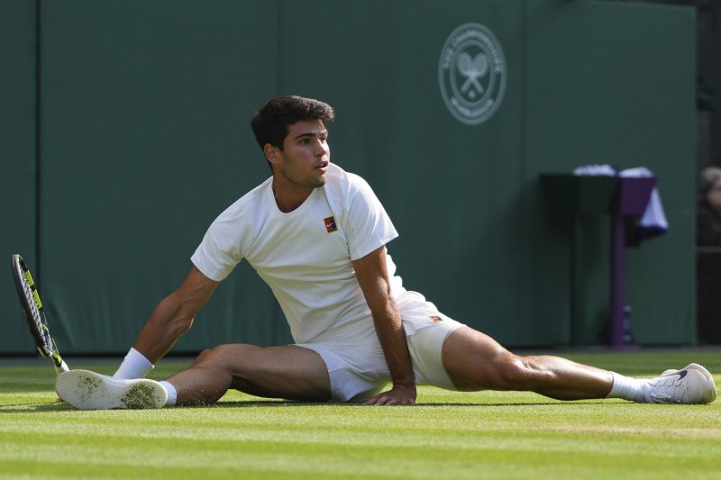 [런던=AP/뉴시스] 카를로스 알카라스(2위·스페인)가 13일(현지 시간) 영국 런던 올잉글랜드 클럽에서 열린 2025 윔블던 테니스 대회 남자 단식 결승전 얀니크 신네르(1위·이탈리아)와의 경기에서 공을 리턴하고 있다. 2025.07.14.