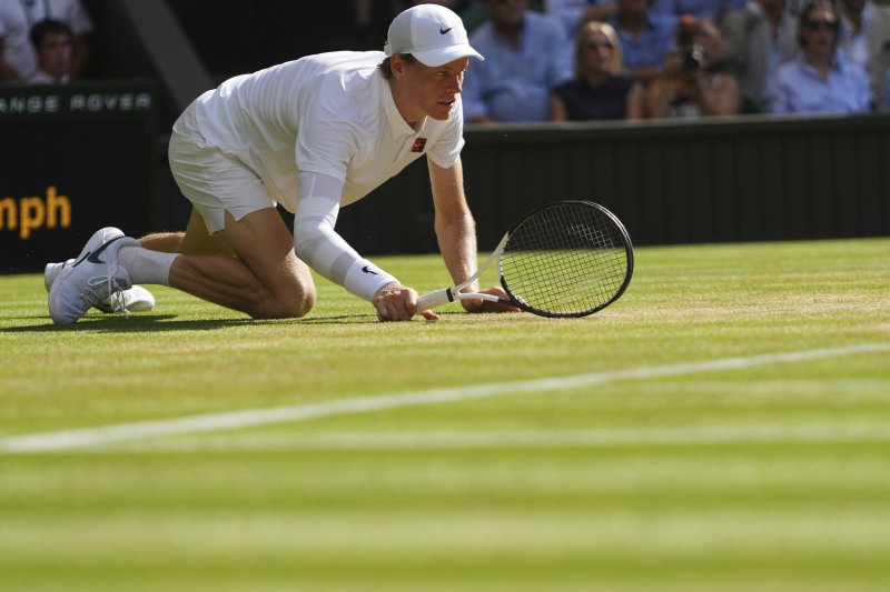 [런던=AP/뉴시스] 얀니크 신네르(1위·이탈리아)가 13일(현지 시간) 영국 런던 올잉글랜드 클럽에서 열린 2025 윔블던 테니스 대회 남자 단식 결승전 카를로스 알카라스(2위·스페인)와의 경기에서 1세트를 내준 후 아쉬워하고 있다. 신네르는 결승에서 3연패를 노리는 카를로스 알카라스(2위·스페인)에게 3-1(4-6 6-4 6-4 6-4) 역전승을 거두고 윔블던 첫 우승을 차지했다. 2025.07.14.