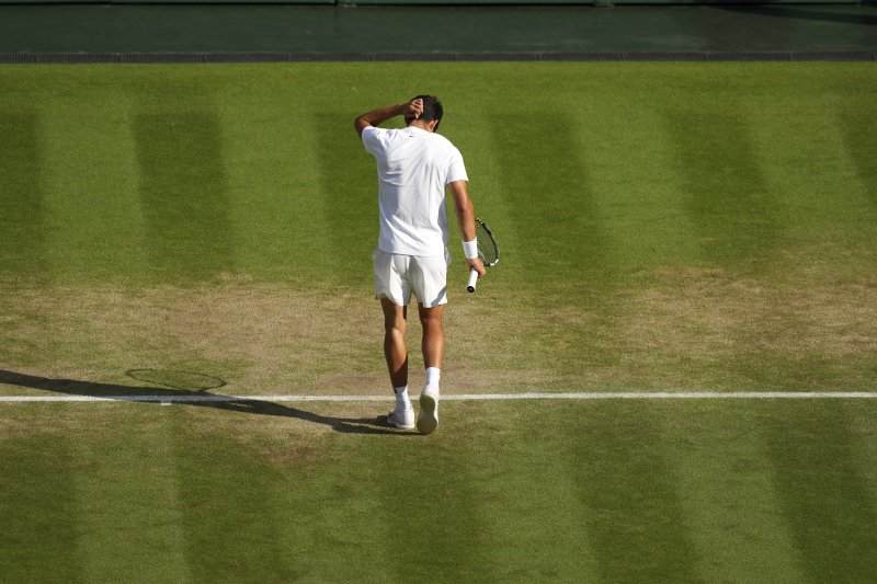 [런던=AP/뉴시스] 카를로스 알카라스(2위·스페인)가 13일(현지 시간) 영국 런던 올잉글랜드 클럽에서 열린 2025 윔블던 테니스 대회 남자 단식 결승전 얀니크 신네르(1위·이탈리아)와의 경기에서 점수를 내준 후 아쉬워 하고 있다. 2025.07.14.