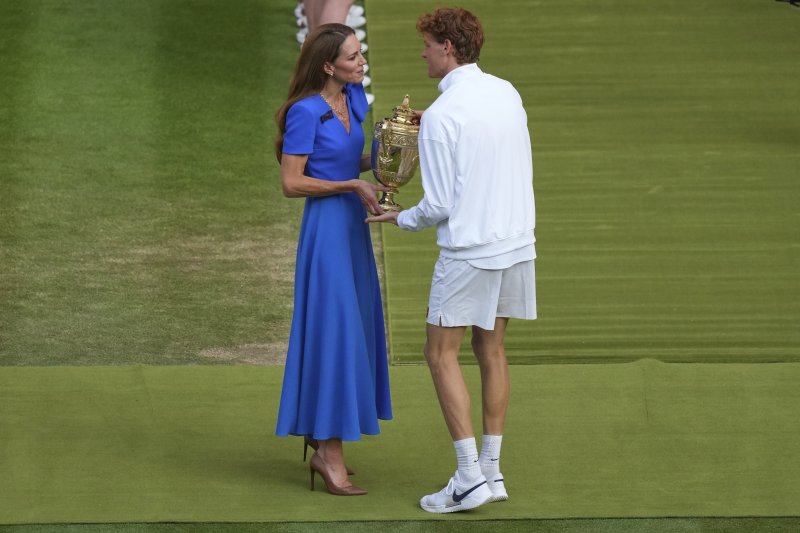 [런던=AP/뉴시스] 얀니크 신네르(1위·이탈리아)가 13일(현지 시간) 영국 런던 올잉글랜드 클럽에서 열린 2025 윔블던 테니스 대회 남자 단식 정상에 올라 케이트 미들턴 영국 왕세자빈으로부터 트로피를 받고 있다. 신네르는 결승에서 3연패를 노리는 카를로스 알카라스(2위·스페인)에게 3-1(4-6 6-4 6-4 6-4) 역전승을 거두고 윔블던 첫 우승을 차지했다. 2025.07.14.