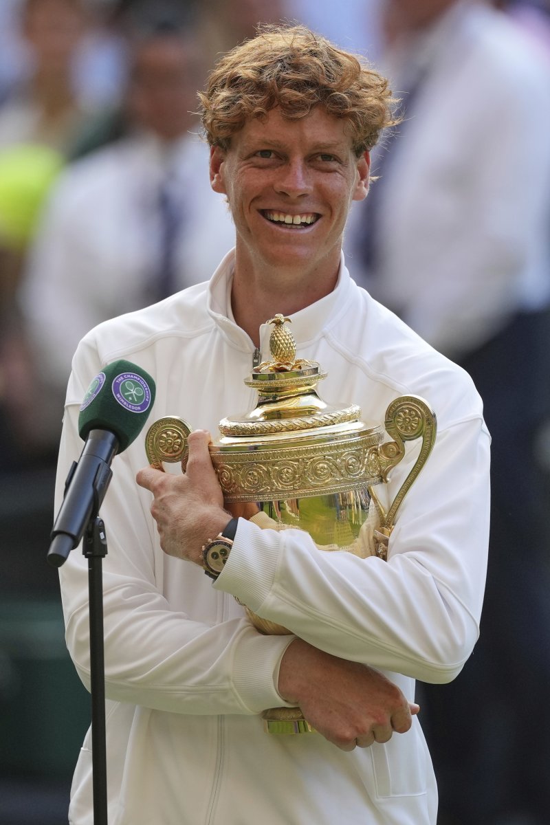 [런던=AP/뉴시스] 얀니크 신네르(1위·이탈리아)가 13일(현지 시간) 영국 런던 올잉글랜드 클럽에서 열린 2025 윔블던 테니스 대회 남자 단식 정상에 올라 트로피를 품에 안고 활짝 웃고 있다. 신네르는 결승에서 3연패를 노리는 카를로스 알카라스(2위·스페인)에게 3-1(4-6 6-4 6-4 6-4) 역전승을 거두고 윔블던 첫 우승을 차지했다. 2025.07.14.