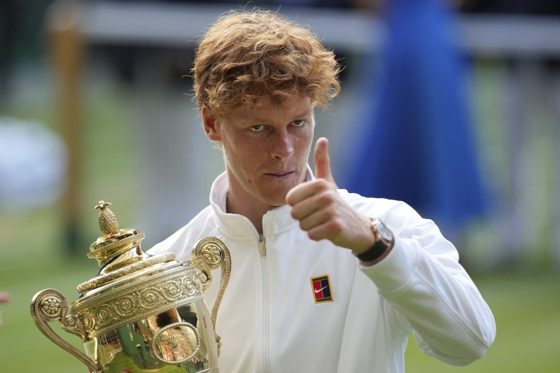 [런던=AP/뉴시스] 얀니크 신네르(1위·이탈리아)가 13일(현지 시간) 영국 런던 올잉글랜드 클럽에서 열린 2025 윔블던 테니스 대회 남자 단식 정상에 올라 트로피를 들고 포즈를 취하고 있다. 신네르는 결승에서 3연패를 노리는 카를로스 알카라스(2위·스페인)에게 3-1(4-6 6-4 6-4 6-4) 역전승을 거두고 윔블던 첫 우승을 차지했다. 2025.07.14.