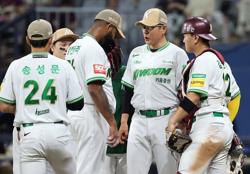 4일 오후 서울 구로구 고척스카이돔에서 열린 프로야구 '2025 신한 SOL뱅크 KBO 리그' 한화 이글스와 키움 히어로즈의 경기, 키움 홍원기 감독이 8회초 1사 1루 상황 마운드를 방문해 선발 알칸타라를 비롯한 야수들과 대화를 나누고 있다. 2025.7.4/뉴스1 ⓒ News1 김진환 기자