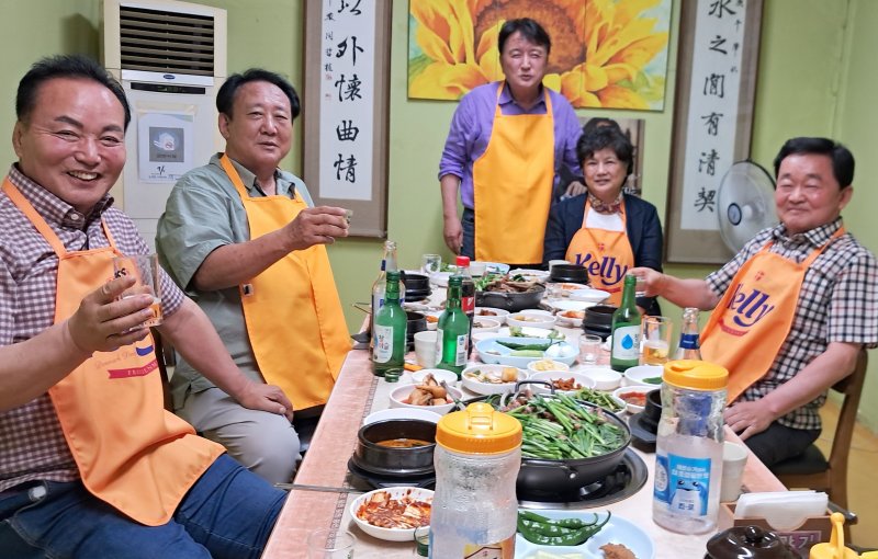 김영환(가운데) 충북지사가 김현기 청주시의장, 이완복·남연심·정태훈 시의원과 12일 술자리를 하고 있다. (사진=독자 제공) /사진=뉴시스