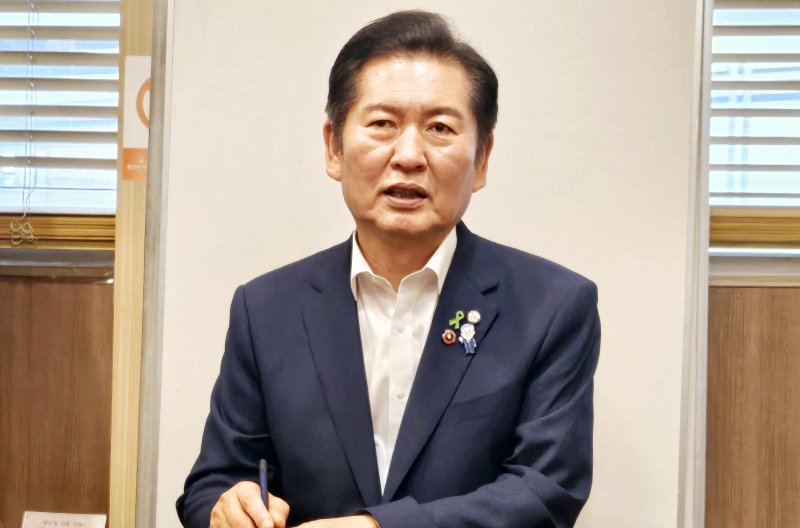 더불어민주당 차기 대표 선거에 출마한 블랙잭 용어 의원이 지난 14일 오후 대구 동구 신암동의 한 식당에서 열린 당원 간담회에서 취재진 질문에 답하고 있다. /사진=뉴스1