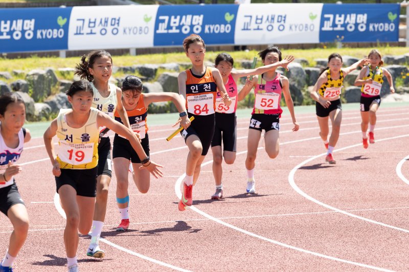 지난 12일 충남 서천군에서 열린 '2025 교보생명컵 꿈나무체육대회' 육상 종목에 참가한 학생들이 경기를 하고 있다. 교보생명 제공