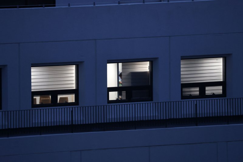 [서울=뉴시스] 김선웅 기자 = 김건희 여사 관련 의혹을 수사 중인 민중기 특별검사팀 관계자가 지난 3일 서울 종로구 소재 삼부토건 본사가 입주했던 건물에서 압수 수색을 하고 있다. (공동취재) 2025.07.14. photo@newsis.com