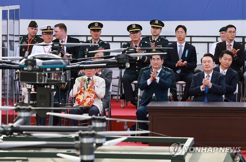 드론 바라보는 윤석열 대통령 (출처=연합뉴스)