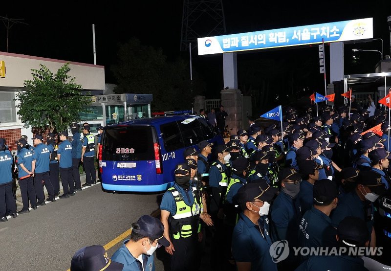 서울구치소 들어가는 윤 전 대통령 탑승 차량 (출처=연합뉴스)
