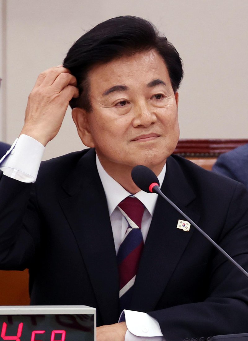 [서울=뉴시스] 조성봉 기자 = 정동영 통일부 장관 후보자가 14일 서울 여의도 국회 외교통일위원회에서 열린 인사청문회에서 손으로 머리를 긁적이고 있다. 2025.07.14. suncho21@newsis.com