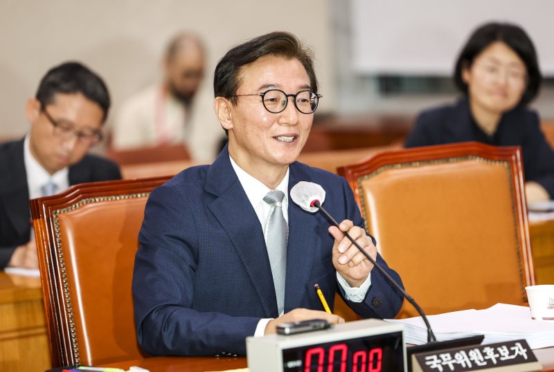 [서울=뉴시스] 김명년 기자 = 전재수 해양수산부 장관 후보자가 14일 오전 서울 여의도 국회 농림축산식품해양수산위원회에서 열린 인사청문회에서 미소를 짓고 있다. 2025.07.14. kmn@newsis.com