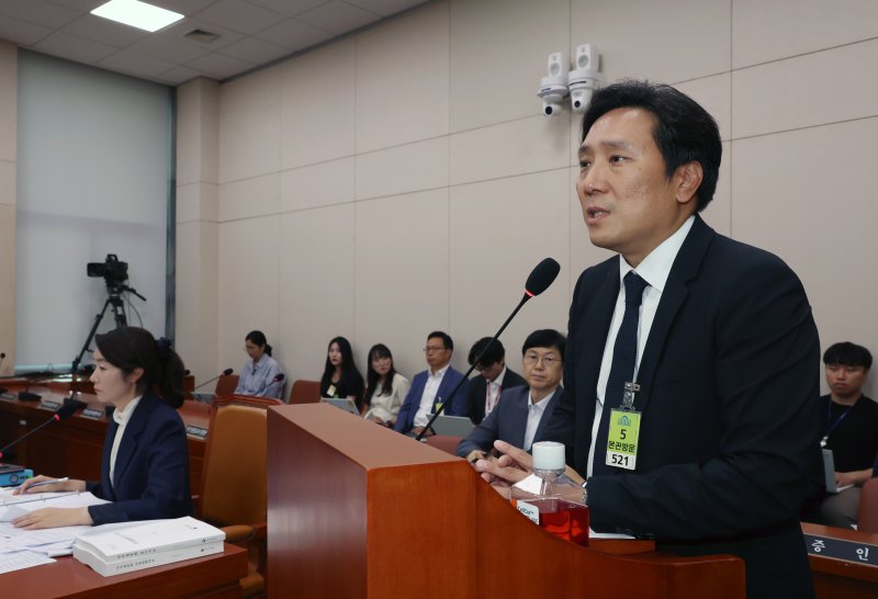 [서울=뉴시스] 고승민 기자 = 이의일 엑셀세라퓨틱스 대표가 14일 서울 여의도 국회에서 열린 여성가족위원회의 강선우 여성가족부 후보자 인사청문회에 증인으로 출석해 의원 질의에 답하고 있다. 2025.07.14. kkssmm99@newsis.com