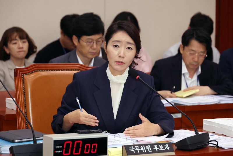 [서울=뉴시스] 고승민 기자 = 강선우 여성가족부 장관 후보자가 14일 서울 여의도 국회에서 열린 여성가족위원회의 인사청문회에서 의원 질의에 답하고 있다. 2025.07.14. kkssmm99@newsis.com