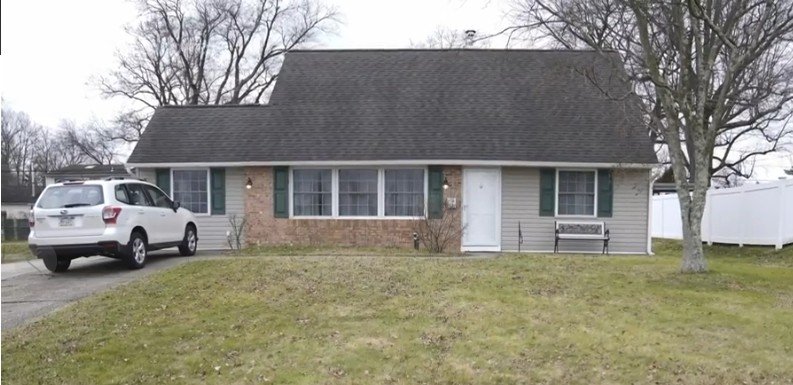 [AP/뉴시스] 몬의 가족이 살던 주택. 몬은 이곳에서 자신의 아버지를 살해한 뒤 참수했다. (사진=AP통신 영상 캡처) 2025.7.14 *재판매 및 DB 금지