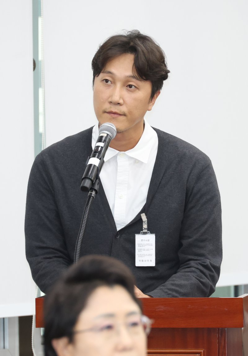 [서울=뉴시스] 고승민 기자 = 양재웅 더블유(W)진병원 대표가 23일 서울 여의도 국회에서 열린 보건복지위원회의 보건복지부 등 종합 국정감사에 증인으로 출석해 환자 사망 사건 관련 서미화 더불어민주당 의원의 질의를 듣고 있다. 2024.10.23. kkssmm99@newsis.com