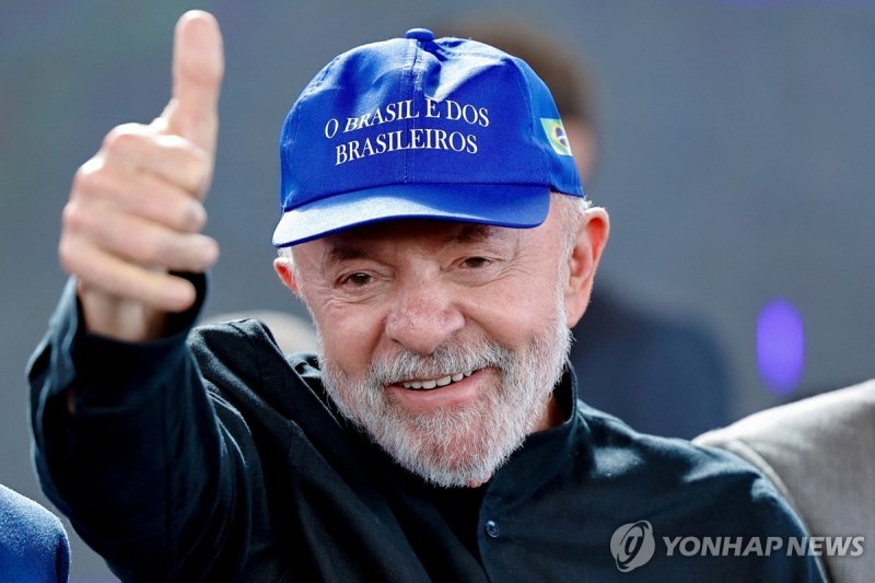 11일(현지시간) '브라질은 브라질 국민의 것' 모자 쓴 룰라 대통령 (출처=연합뉴스)