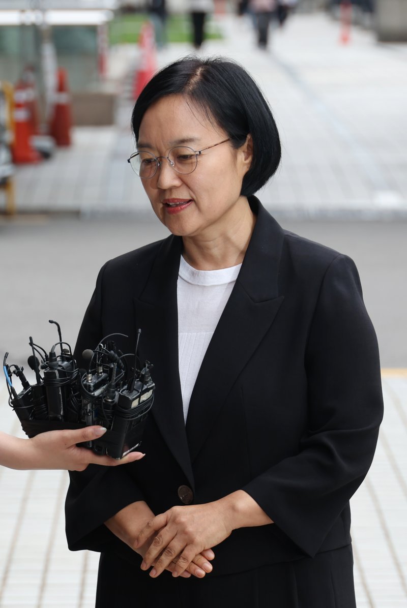 [서울=뉴시스] 고승민 기자 = 한성숙 중소벤처기업부 장관 후보자가 24일 서울 여의도 인사청문회 준비 사무실로 출근하던 중 취재진 질문에 답하고 있다. 2025.06.24. kkssmm99@newsis.com