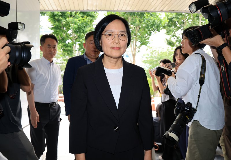 한성숙 중소벤처기업부 장관 후보자가 24일 오후 서울 영등포구 중소기업기술정보진흥원 수도권평가실 내 인사청문회 준비 사무실로 출근하고 있다. 2025.6.24/뉴스1 ⓒ News1 김진환 기자