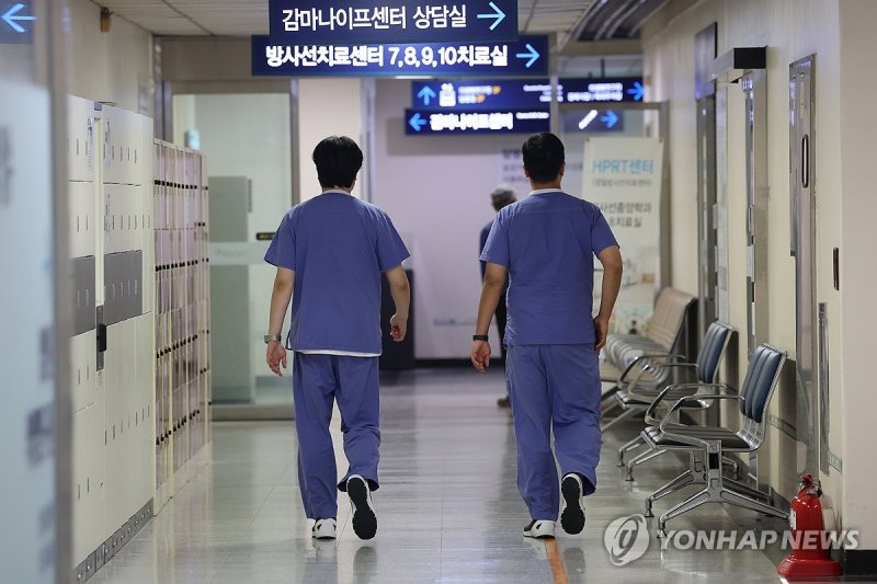 [샷!] "의대생, 법보다 위에…부럽네" (출처=연합뉴스)