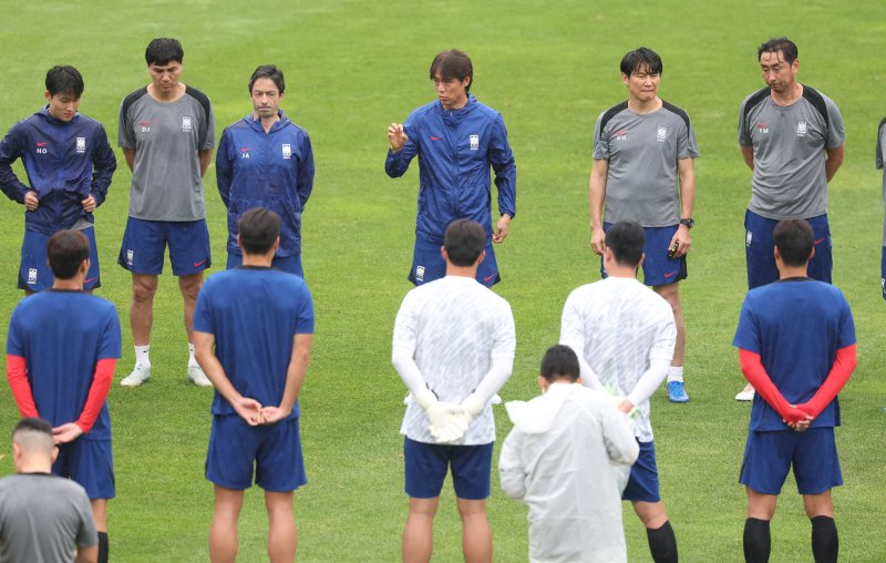 [성남=뉴시스] 황준선 기자 = 대한민국 남자 축구 국가대표팀 홍명보 감독이 14일 경기 성남시 성남종합운동장에서 훈련을 지도하고 있다. 2025 EAFF(동아시아축구연맹) E-1 챔피언십(동아시안컵)에 출전하는 대한민국 남자 축구 국가대표팀은 오는 15일 용인미르스타디움에서 일본과 경기를 치른다. 2025.07.14. hwang@newsis.com