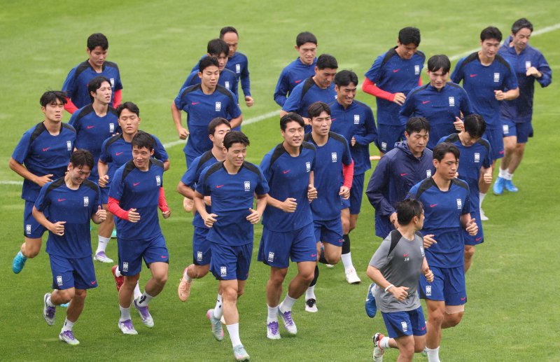 [성남=뉴시스] 황준선 기자 = 대한민국 남자 축구 국가대표팀 선수들이 14일 경기 성남시 성남종합운동장에서 훈련을 하고 있다. 2025 EAFF(동아시아축구연맹) E-1 챔피언십(동아시안컵)에 출전하는 대한민국 남자 축구 국가대표팀은 오는 15일 용인미르스타디움에서 일본과 경기를 치른다. 2025.07.14. hwang@newsis.com