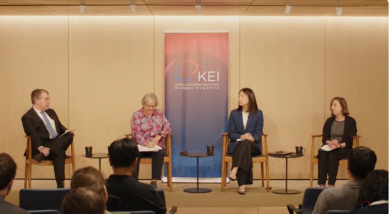 [워싱턴=뉴시스]한미경제연구소(KEI)가 14일(현지 시간) 미국 워싱턴DC에서 한미 관세 협상 관련 세미나를 개최했다. 왼쪽부터 스콧 스나이터 KEI 소장, 태미 오버비 전 미국상공회의소 아시아 담당 선임부회장, 안세령 주미대사관 경제공사, 웬디 커틀러 아시아소사이어티정책연구소 부회장. (사진=KEI 유튜브 캡쳐). 2025.07.15. *재판매 및 DB 금지