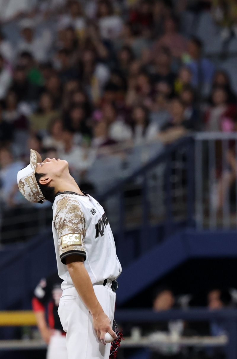 [서울=뉴시스] 배훈식 기자 = 24일 오후 서울 구로구 고척스카이돔에서 열린 2025 신한 쏠뱅크 KBO리그 키움 히어로즈와 기아 타이거즈의 경기, 5회초 6-4로 앞서며 승리 투수 요건에 1이닝만 남긴 상황에서 무사 만루 위기에 몰린 키움 선발 김윤하가 구장 천장을 보며 탄식하고 있다.. 2025.06.24. dahora83@newsis.com