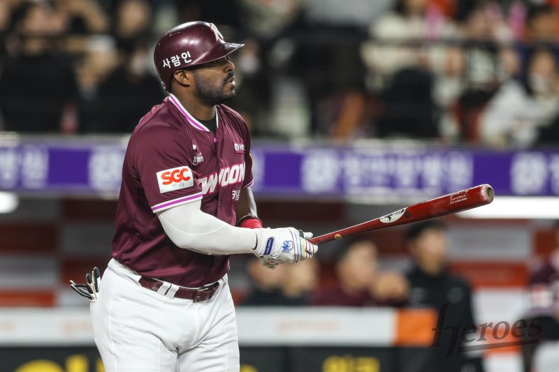 [서울=뉴시스] 프로야구 키움 히어로즈의 푸이그가 지난 11일 대전 한화생명볼파크에서 열린 2025 신한 쏠뱅크 KBO리그 한화 이글스와의 경기에서 타구를 바라보고 있다. (사진=키움 히어로즈) 2025.04.11. *재판매 및 DB 금지