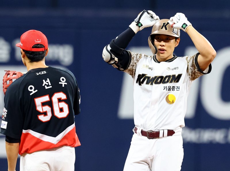 [서울=뉴시스] 박주성 기자 = 26일 오후 서울 구로구 고척스카이돔에서 열린 프로야구 2025 KBO리그 KIA 타이거즈 대 키움 히어로즈의 경기, 3회말 투아웃 주자2루에서 키움 송성문이 1타점 적시 2루타를 치고 환호하고 있다. 2025.06.26.park7691@newsis.com