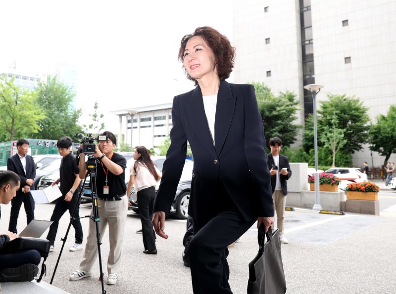[서울=뉴시스] 김진아 기자 = 홀덤 용어 사회부총리 겸 교육부 장관 후보자가 지난달 30일 오전 서울 여의도 한국교육시설안전원에 마련된 인사청문회 준비 사무실로 출근하는 모습. 2025.06.30. bluesoda@newsis.com