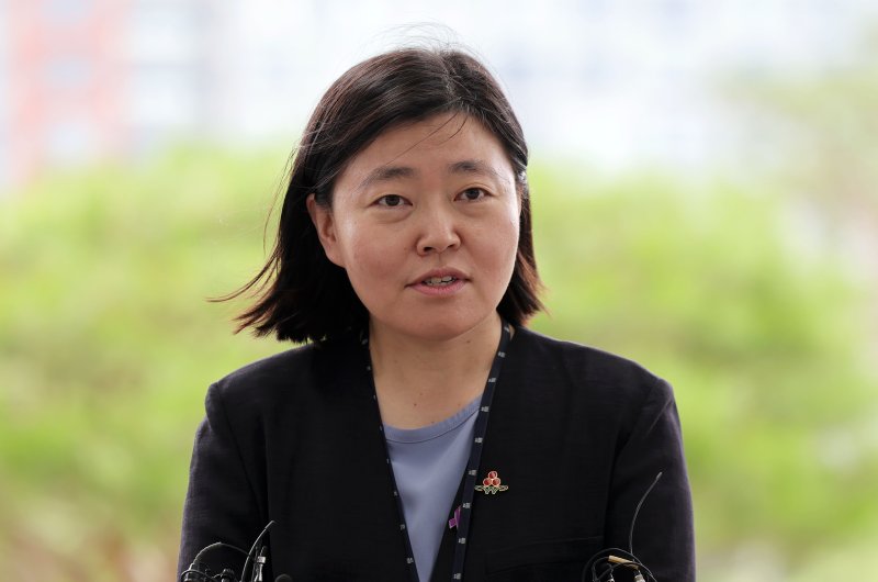 임은정 서울동부라이브바카라이 지난 4일 서울 송파구 서울동부지방검찰청으로 출근하며 취재진 질문에 답하고 있다. /사진=뉴시스