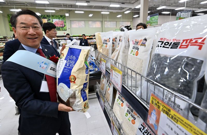 유정복 인천시장이 14일(현지 시간) 캐나다 토론토 갤러리아 슈퍼마켓 욕밀점(Galleria Supermarket YorkMills)에서 열린 '인천 농수산식품 토론토 상륙대전'에서 인천 농수산물을 판매하고 있다. 인천시 제공.