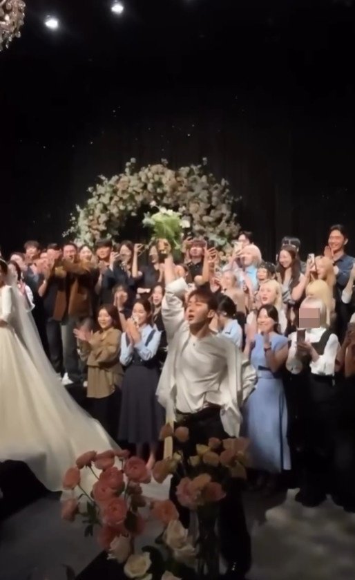 조권, 결혼하나…부케 4번 연속으로 받고 파격 퍼포먼스 [N이슈]