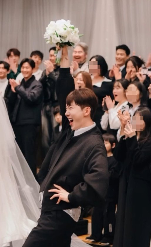 조권, 결혼하나…부케 4번 연속으로 받고 파격 퍼포먼스 [N이슈]