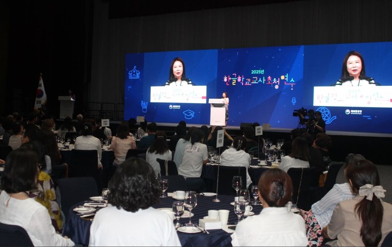 참가자 대표로 인사말 하는 조영애 교장 (출처=연합뉴스)