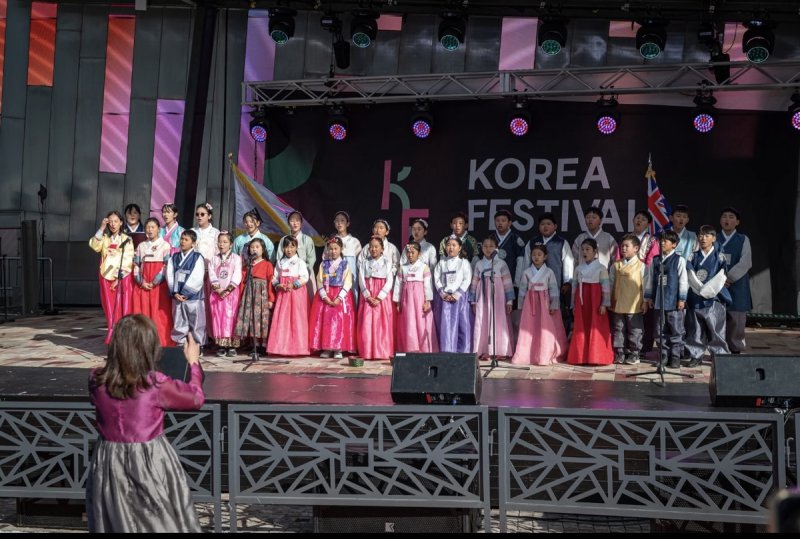 코리안 페스티벌서 공연하는 웨이블리한글학교 합창단 (출처=연합뉴스)