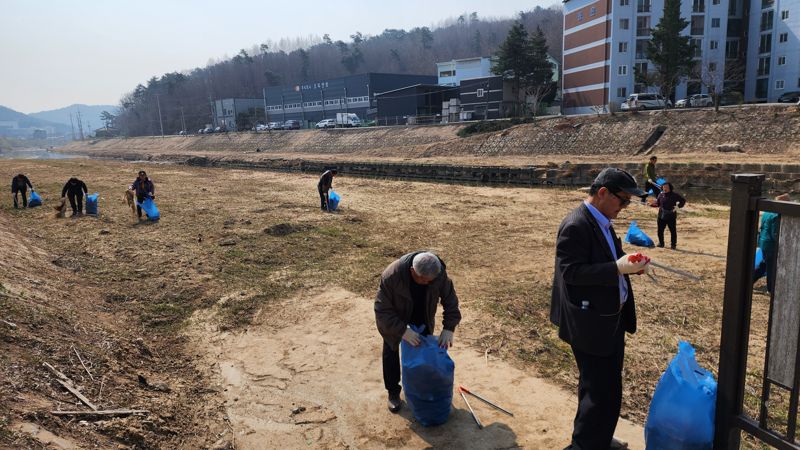 용인시가 처인구 원삼면과 백암면의 핵심 수계인 '청미천' 수질개선 종합계획을 수립했다. 사진은 청미천의 환경정화 활동 모습. 용인시 제공