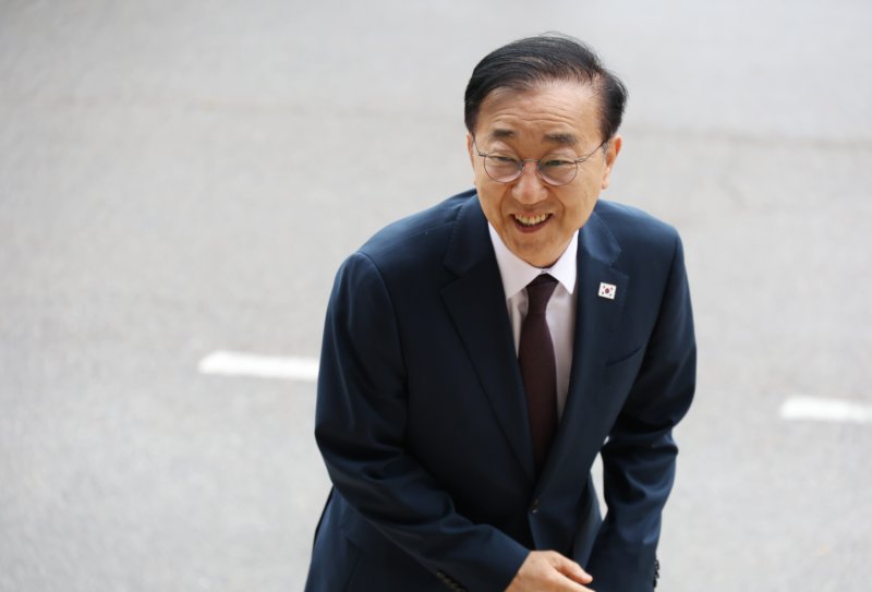 카림토토 국토교통부 장관 후보자가 15일 정부과천청사에 마련된 인사청문회 준비 사무실로 첫 출근하고 있다. 연합뉴스